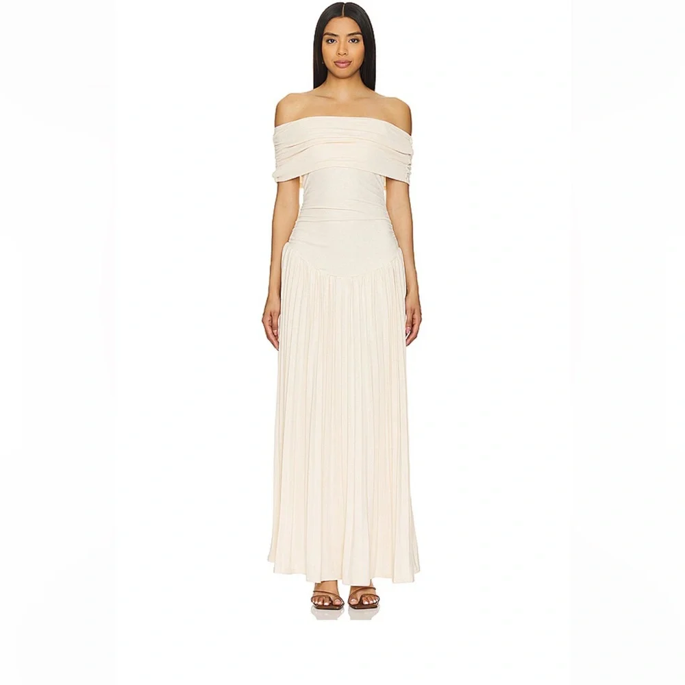 Field Of Dreams Dress in Oatmeal
LIONESS - Picture 5 of 7